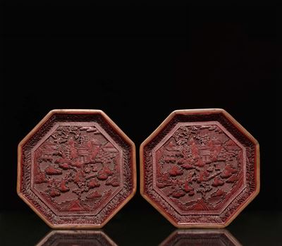 Coppia di Piatti in Lacca Rossa Scolpita a Base Esagonale, Cina, Repubblica, XX Secolo