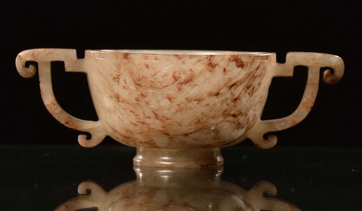 Coppetta Cerimoniale in Giada Bianca e Russet con Manici, Cina, Dinastia Qing, Epoca Qianlong (17...