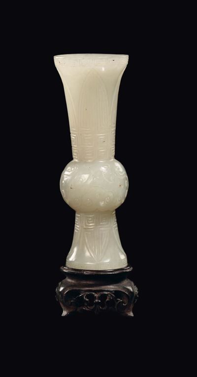 Piccolo Vasetto a Tromba in Giada Bianca, Cina, Dinastia Qing, Epoca Qianlong (1736-1796)