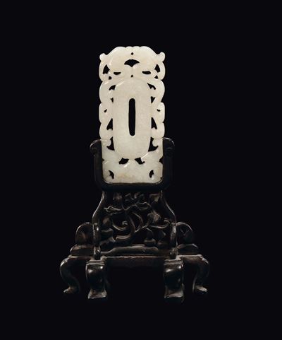 Placchetta Tzuba in Giada Bianca con Base in Legno, Cina, Dinastia Qing, Epoca Qianlong (1736-179...