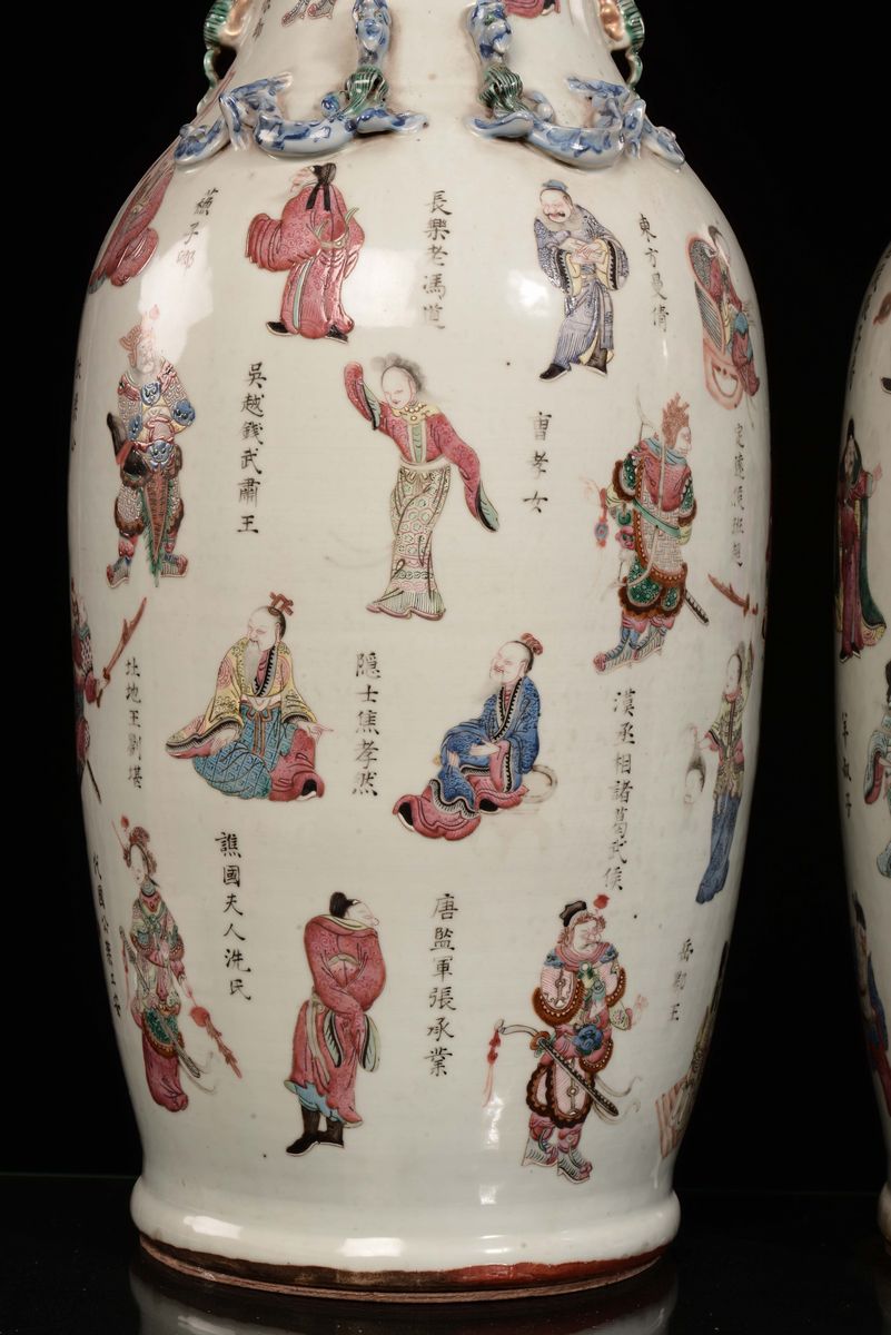 Coppia di Vasi in Porcellana Famiglia Rosa con Ideogrammi e Figure, Cina, Dinastia Qing, Epoca Gu...