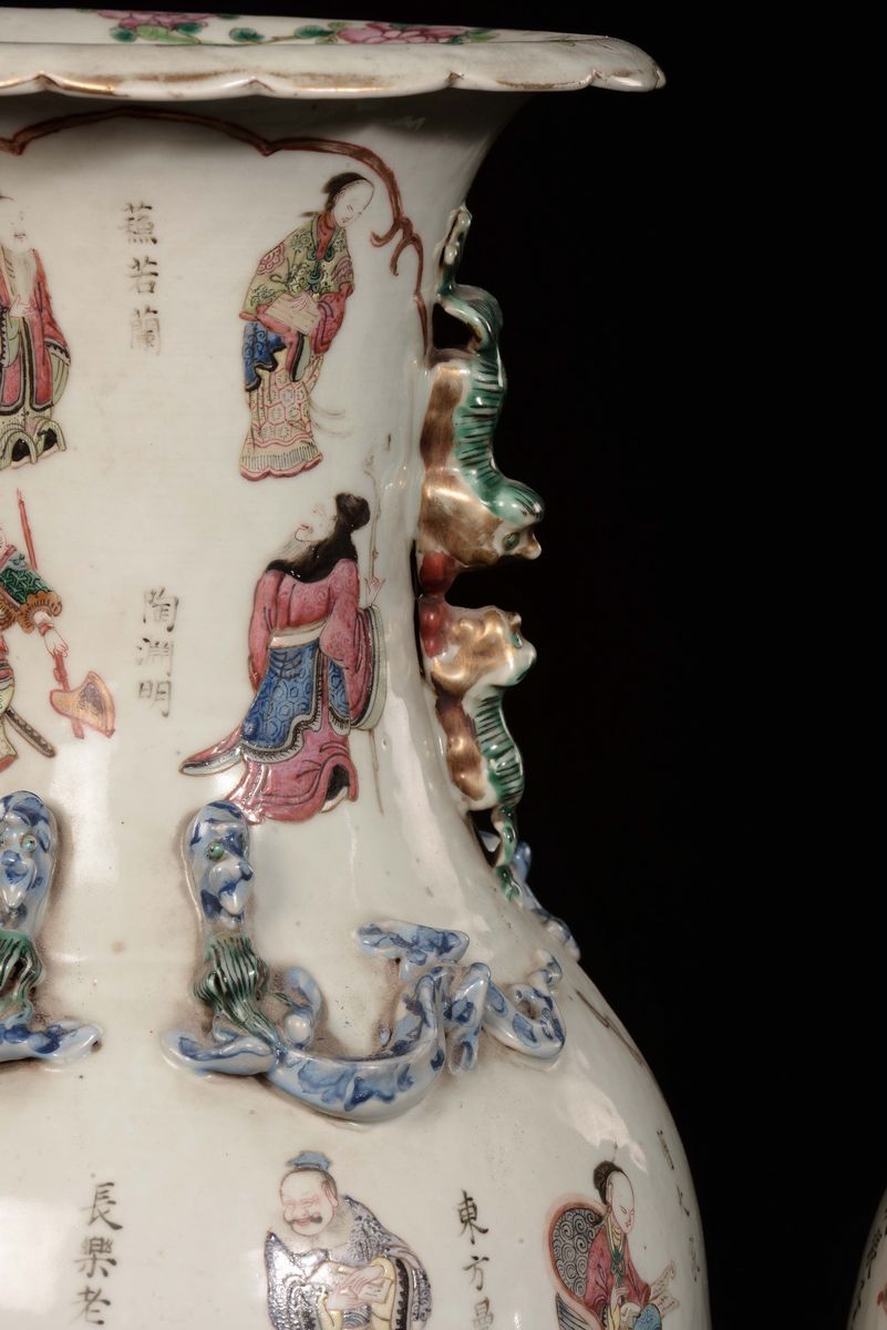 Coppia di Vasi in Porcellana Famiglia Rosa con Ideogrammi e Figure, Cina, Dinastia Qing, Epoca Gu...