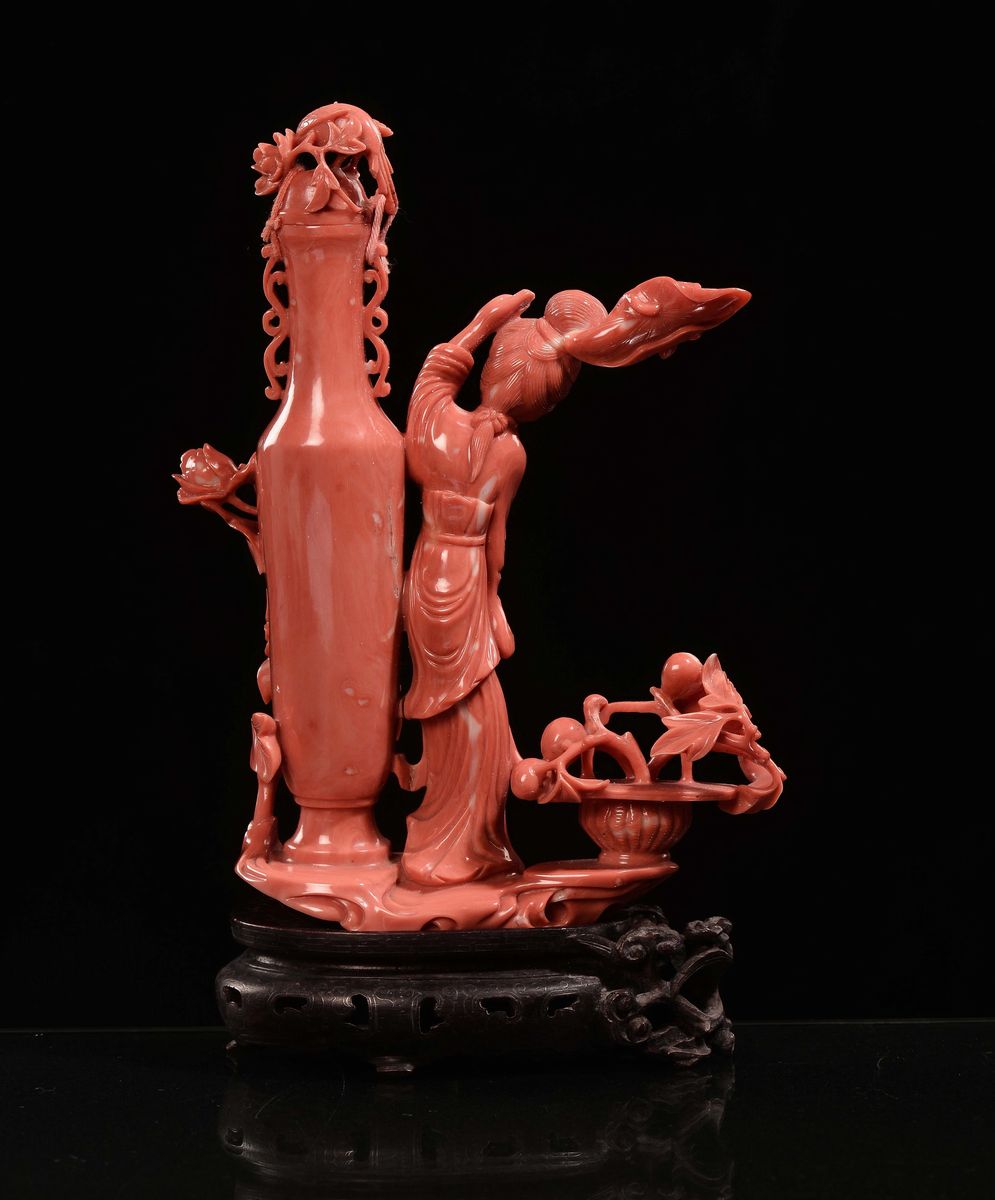 Guanyin con Bottiglia e Fiori in Corallo, Cina, Dinastia Qing, Fine XIX Secolo