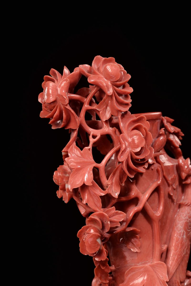 Vasetto in Corallo con Fiori e Diversi Volatili in Rilievo, Cina, Dinastia Qing, Fine XIX Secolo