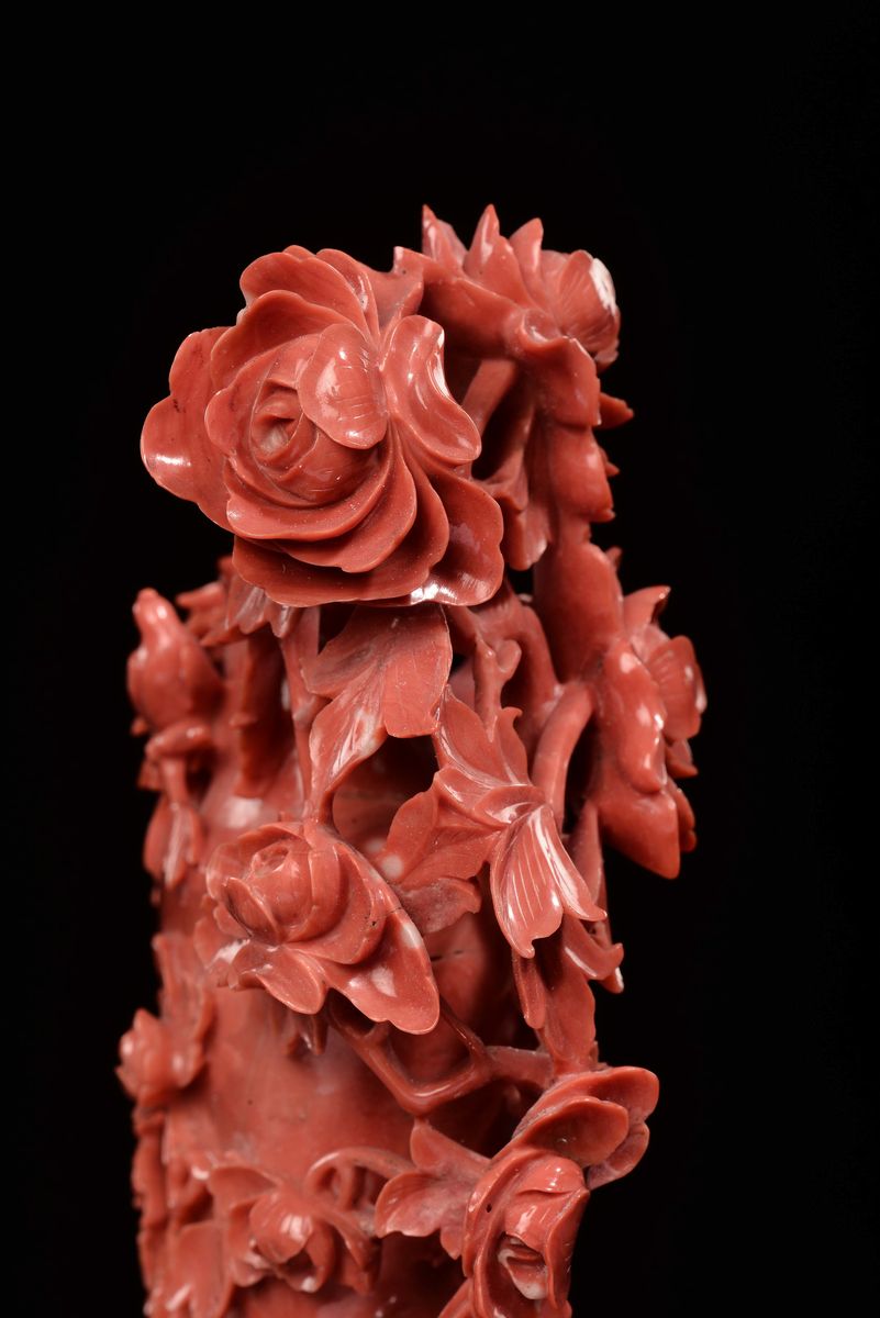 Vasetto in Corallo con Fiori e Diversi Volatili in Rilievo, Cina, Dinastia Qing, Fine XIX Secolo
