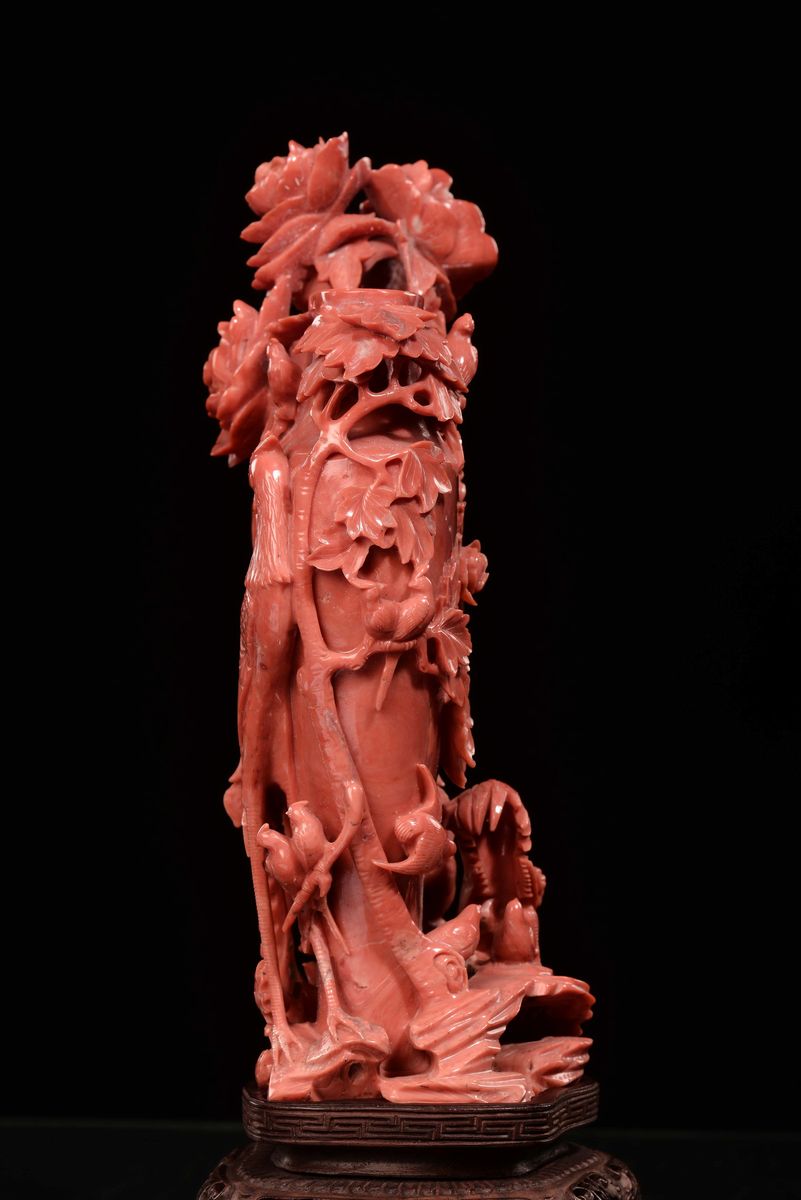 Vasetto in Corallo con Fiori e Diversi Volatili in Rilievo, Cina, Dinastia Qing, Fine XIX Secolo