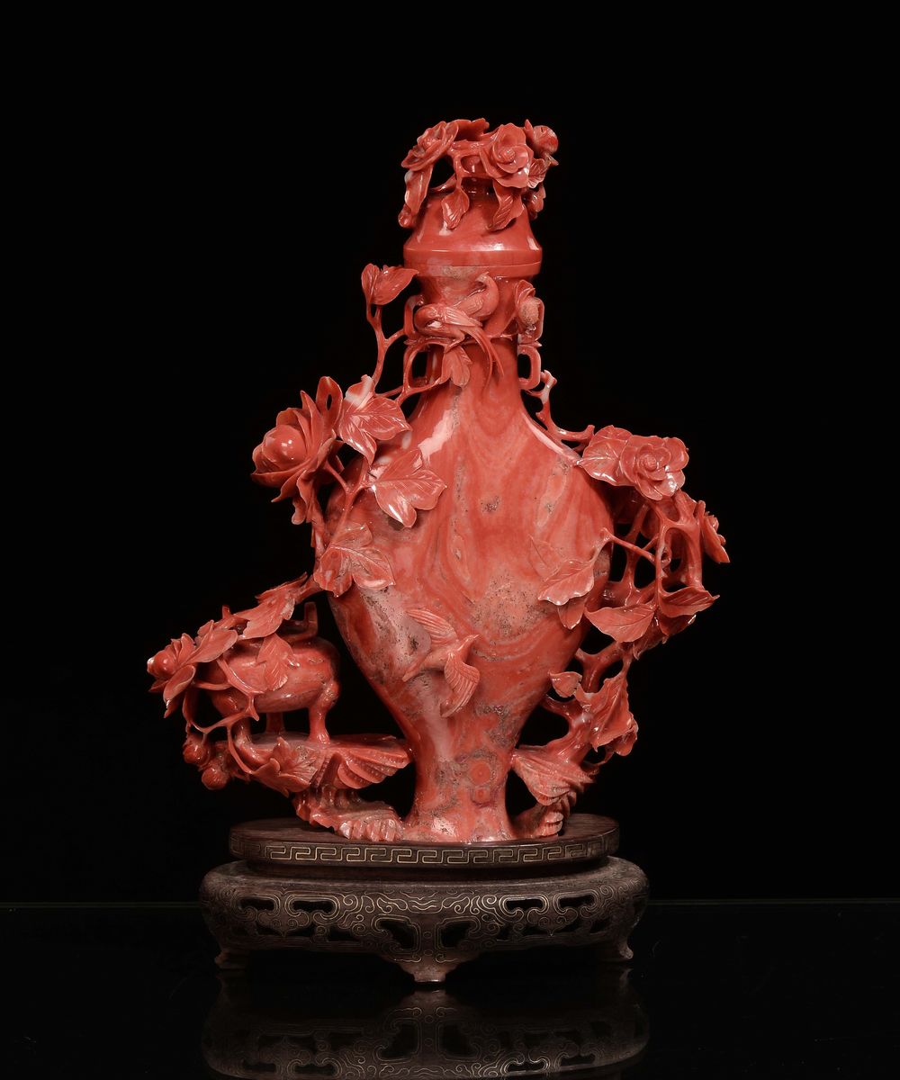 Vasetto con Coperchio e Piccolo Cachepot con Fiori in Corallo, Cina, Dinastia Qing, Fine XIX Seco...