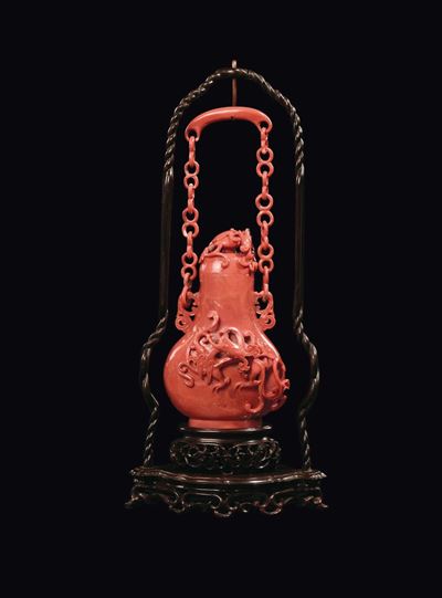 Vaso con Catena in Corallo e Base in Legno, Cina, Dinastia Qing, Fine XIX Secolo