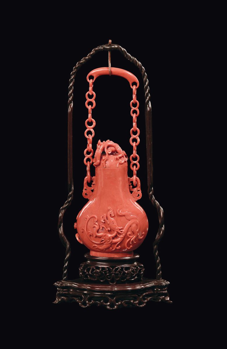 Vaso con Catena in Corallo e Base in Legno, Cina, Dinastia Qing, Fine XIX Secolo