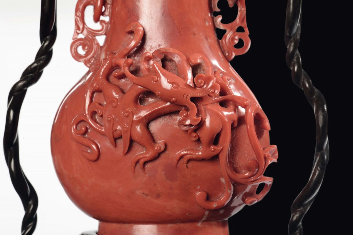 Vaso con Catena in Corallo e Base in Legno, Cina, Dinastia Qing, Fine XIX Secolo