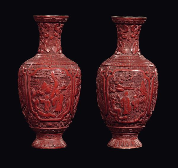 Coppia di vasi in lacca rossa incisa raffigurante saggio con fanciullo entro riserve, Cina, Dinastia Qing, XIX secolo