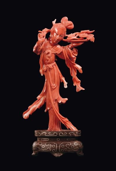 Guanyin in Corallo con Vassoio di Fiori, Cina, Dinastia Qing, Inizio XX Secolo