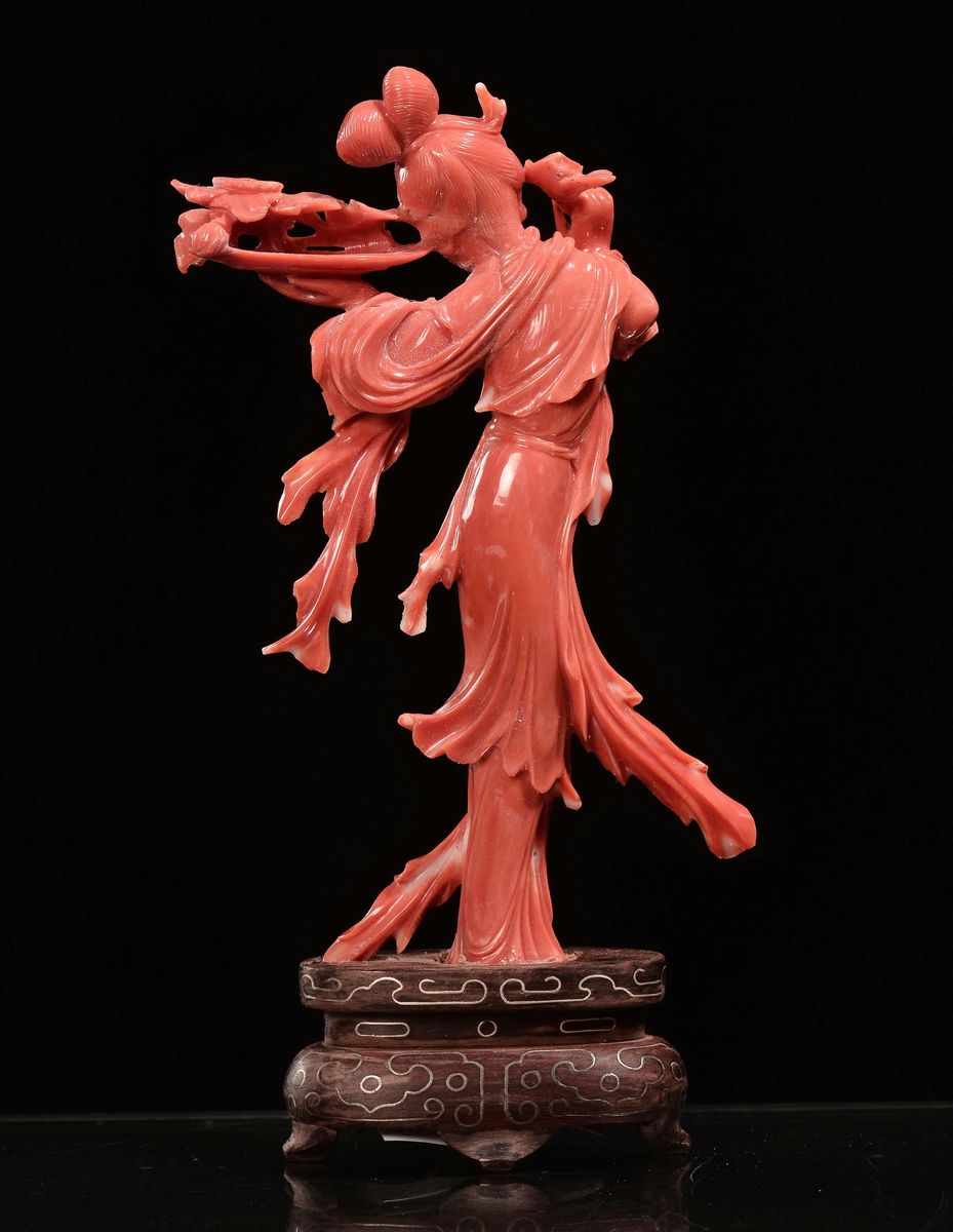 Guanyin in Corallo con Vassoio di Fiori, Cina, Dinastia Qing, Inizio XX Secolo