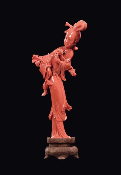 Figura di Guanyin in Corallo con Cestino di Fiori, Cina, Dinastia Qing, Inizio XX Secolo