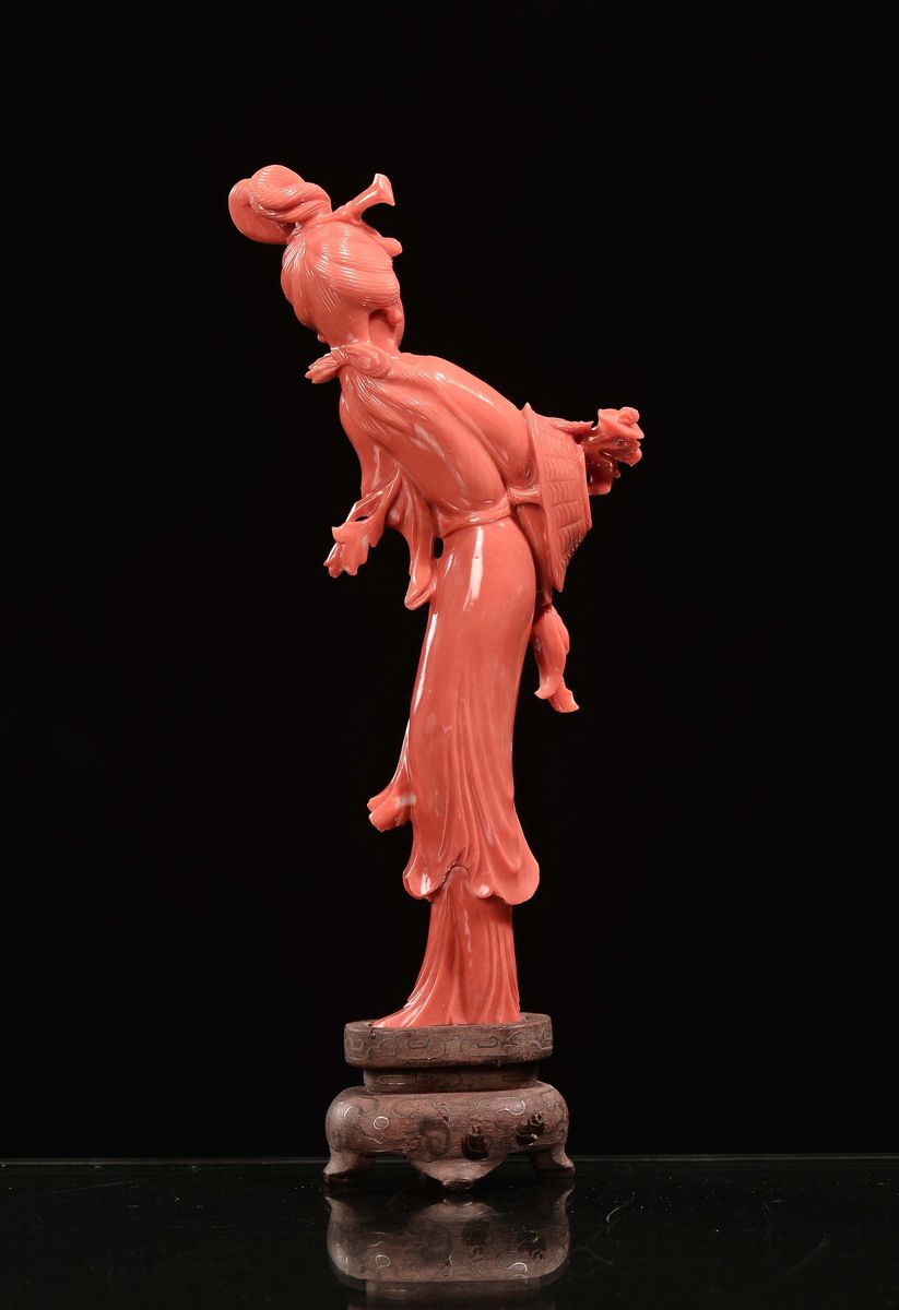 Figura di Guanyin in Corallo con Cestino di Fiori, Cina, Dinastia Qing, Inizio XX Secolo