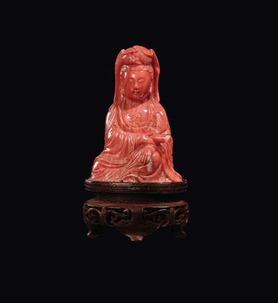 Piccola Guanyin Seduta con Pergamena in Corallo, Cina, Inizio XX Secolo