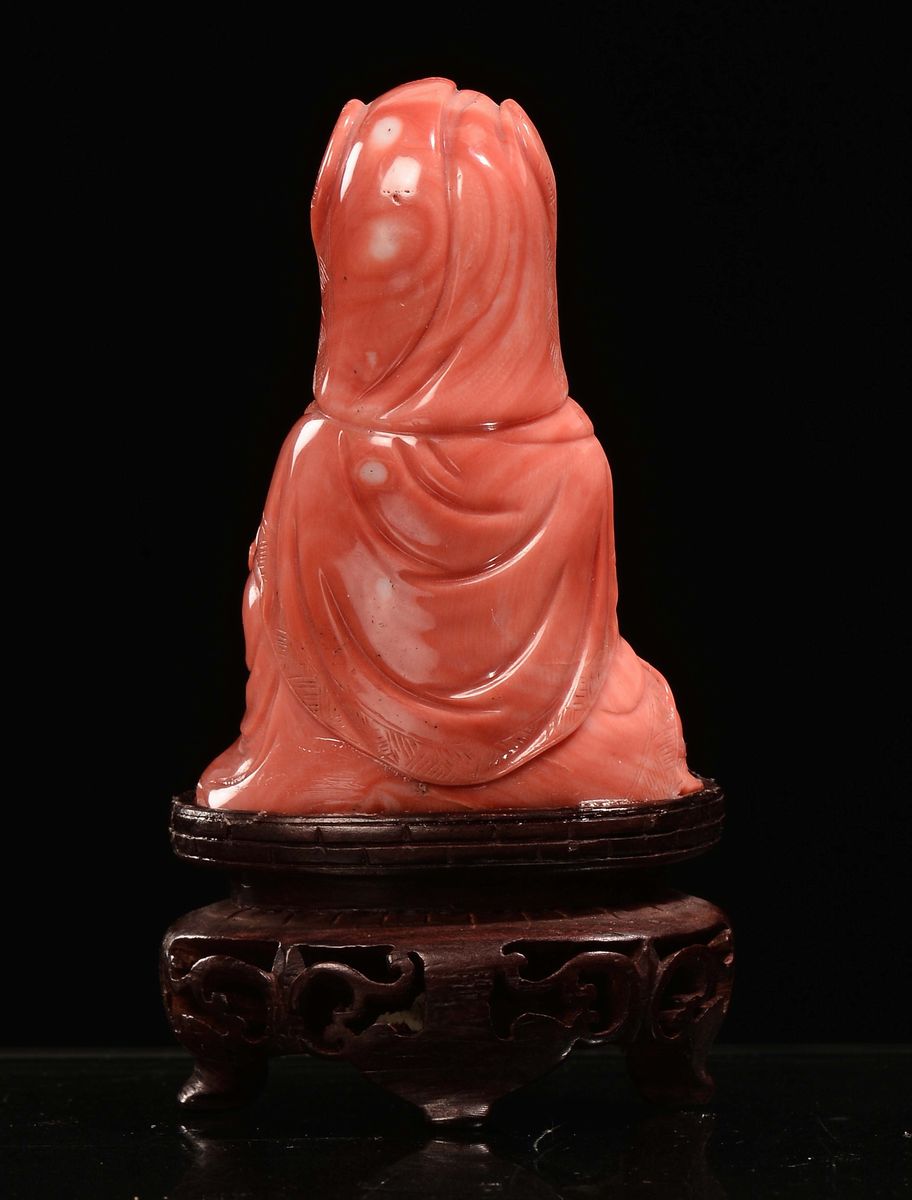 Piccola Guanyin Seduta con Pergamena in Corallo, Cina, Inizio XX Secolo