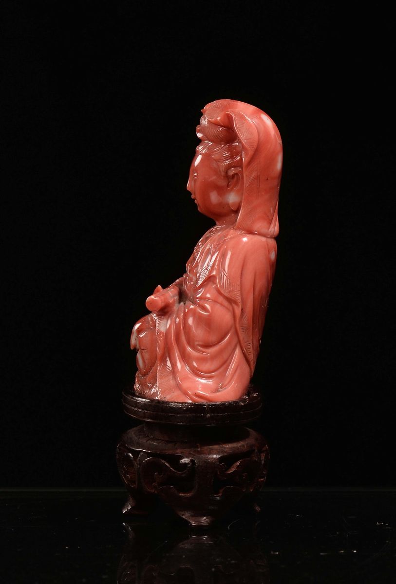 Piccola Guanyin Seduta con Pergamena in Corallo, Cina, Inizio XX Secolo