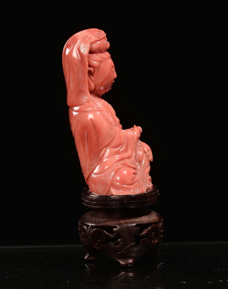 Piccola Guanyin Seduta con Pergamena in Corallo, Cina, Inizio XX Secolo