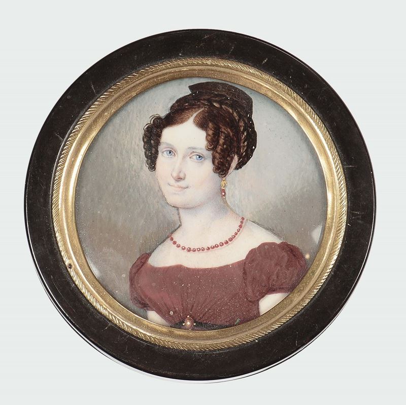 A turtle circular snuffbox with miniature within a gold frame representing a girl, 19th century  - Auction Silver an a Filigrana Collection - II - Cambi Casa d'Aste