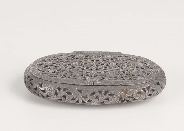 Scatola in ferro traforato a motivi floreali e rame dorato, XVIII secolo