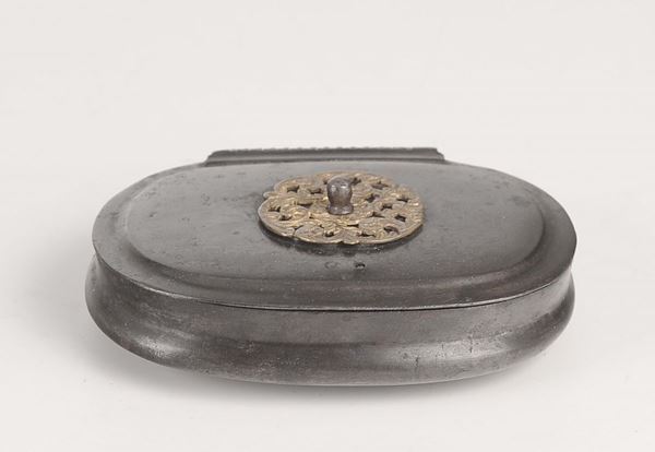 Scatola ovale in metallo con rosone in rame dorato, XIX secolo