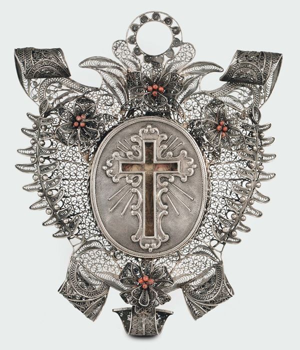 Cornice in filigrana con coralli contenente reliquia della croce e stemma papale, Italia (Sicilia?) XVIII-XIX secolo