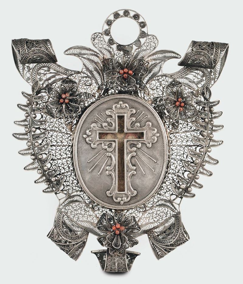 A filigree frame with corals containing a cross relic and papal blazon, Italy (Sicily?) 18th-19th century  - Auction Silver an a Filigrana Collection - II - Cambi Casa d'Aste