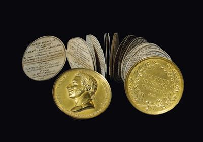 Scatola a Forma di Moneta in Metallo Dorato Contenente Documento sulla Guerra Napoleonica in Spag...