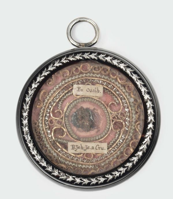 Pendente reliquairio tondo in tartaruga e argento, XVIII secolo