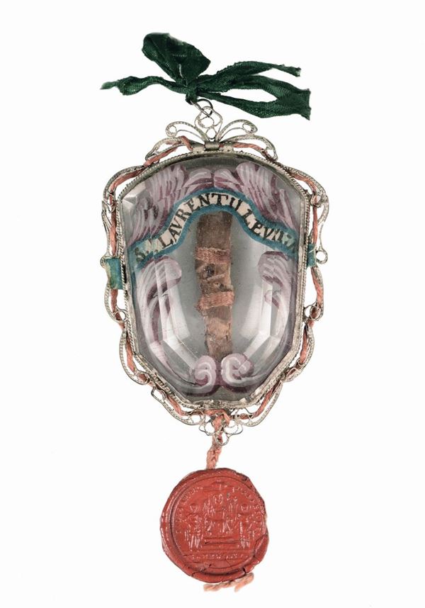 Pendente reliquiairio ovale in argento e cristallo di rocca con miniatura di madonna e Santi, traforato, XVII secolo