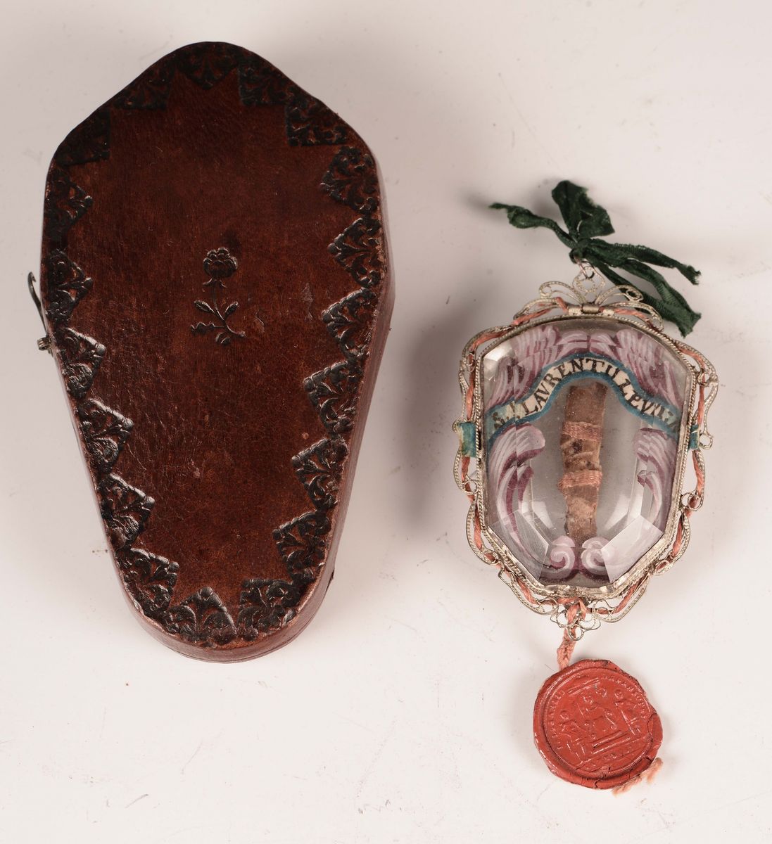 Pendente Reliquiairio Ovale in Argento e Cristallo di Rocca con Miniatura di Madonna e Santi, Tra...