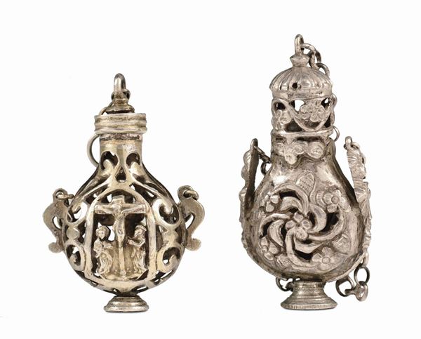 Due fiaschette da pellegrino in argento traforato e inciso, Spagna(?) XVII secolo