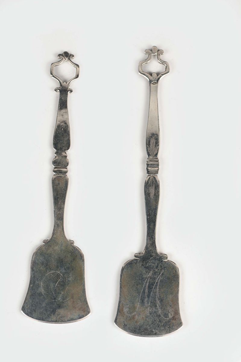 Two silver brazier shovels, Italy and Rome 18th century  - Auction Furnishings from the mansions of the Ercole Marelli heirs and other property - Cambi Casa d'Aste