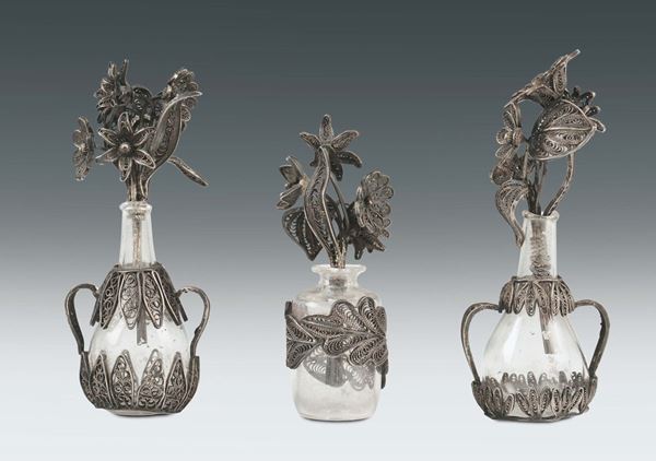 Tre flaconi in vetro soffiato e filigrana a foggia di vaso di fiori, Venezia? XVIII-XIX secolo