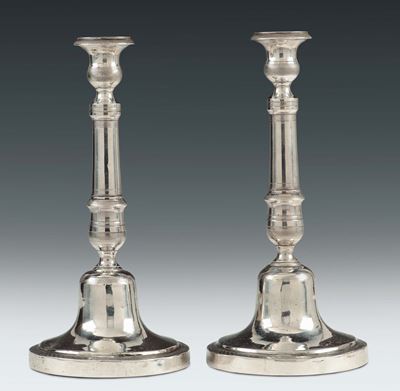 Coppia di Candelieri in Argento Sbalzato Decorati con Motivi Geometrici, Bolli di Napoli in Uso d...