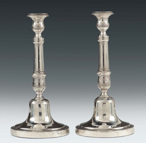 Coppia di candelieri in argento sbalzato decorati con motivi geometrici, bolli di Napoli in uso dal 1832 al 1839 e dell’argentiere C.P.