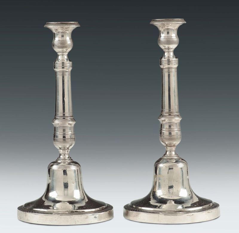 Coppia di candelieri in argento sbalzato decorati con motivi geometrici, bolli di Napoli in uso dal 1832 al 1839 e dell’argentiere C.P.  - Asta Argenti e una Collezione di Filigrane - II - Cambi Casa d'Aste