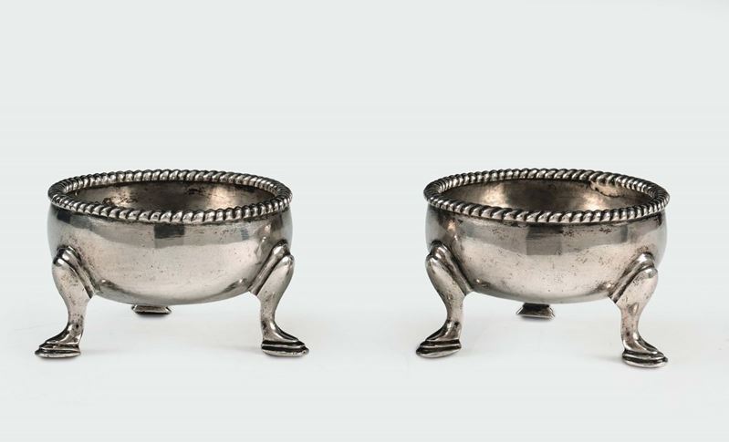 Coppia di saliere circolari in argento con tre piedini, Messina 1794  - Asta Argenti e una Collezione di Filigrane - II - Cambi Casa d'Aste
