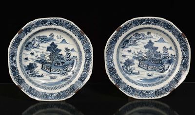 Coppia di Piattini in Porcellana Bianca e Blu con Paesaggi con Case, Cina, Dinastia Qing, Fine XV...
