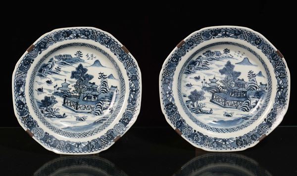 Coppia di piattini in porcellana bianca e blu con paesaggi con case, Cina, Dinastia Qing, fine XVIII secolo