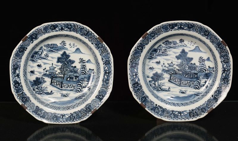 A pair of blue and white dishes with landscapes and houses, China, Qing Dynasty, 18th century  - Auction Chinese Works of Art - Cambi Casa d'Aste