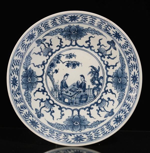 Piatto in porcellana bianca e blu con scene di vita orientale, Cina, XIX secolo