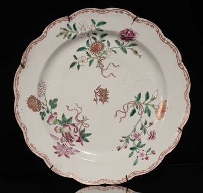 Piatto in Porcellana Policroma con Fiori, Cina, Dinastia Qing, Fine XVIII Secolo