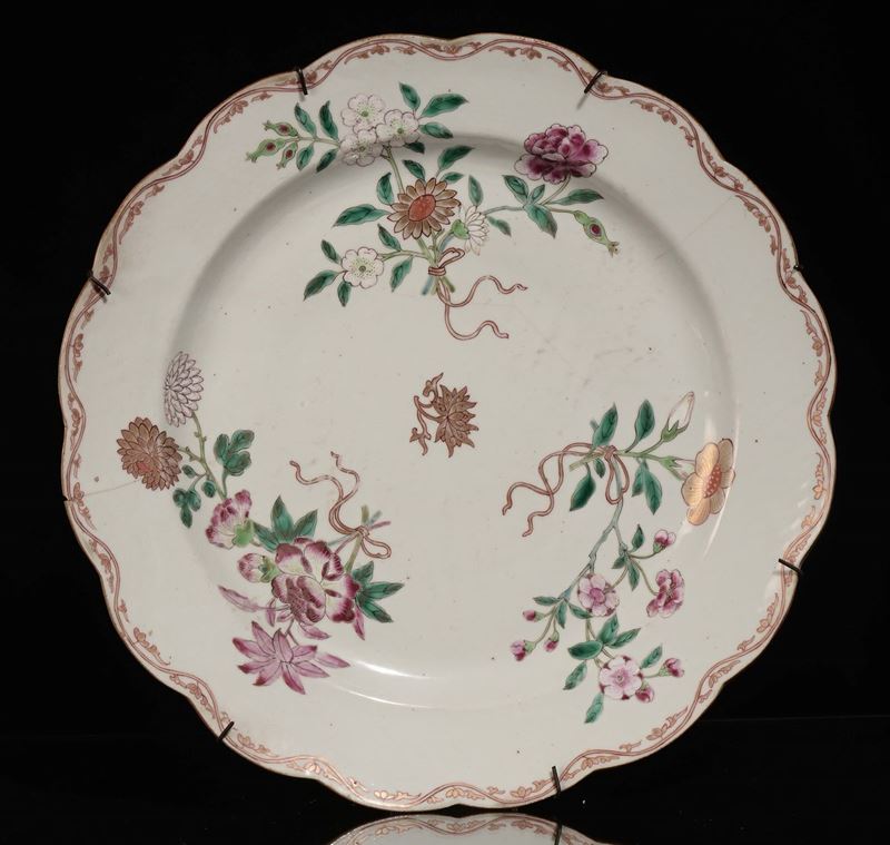 A polychrome porcelain dish with flowers, China, Qing Dynasty, 18th century  - Auction Chinese Works of Art - Cambi Casa d'Aste