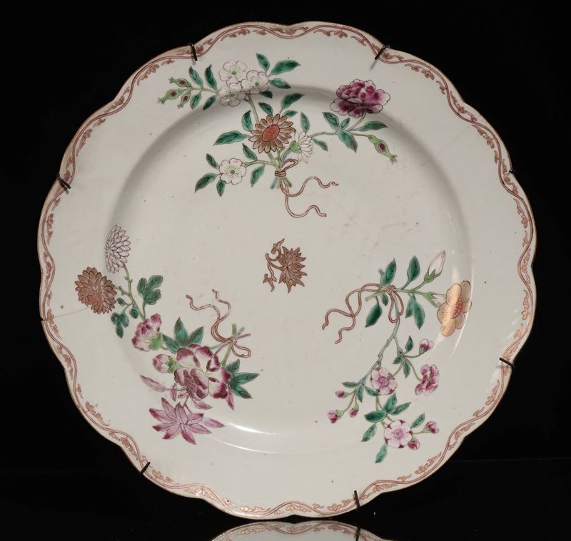 A polychrome porcelain dish with flowers, China, Qing Dynasty, 18th century  - Auction Chinese Works of Art - Cambi Casa d'Aste