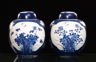 Coppia di Potiches in Porcellana Bianca e Blu a Decoro Naturalistico, Cina, Dinastia Qing, XIX Se...