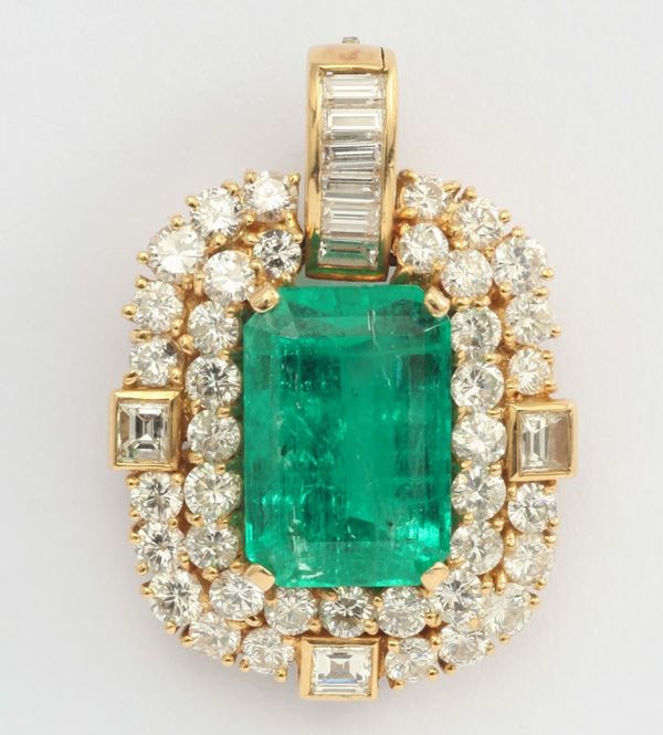 Pendente con smeraldo centrale di ct 13,24 e doppio contorno di diamanti taglio rotondo, princess e  [..]