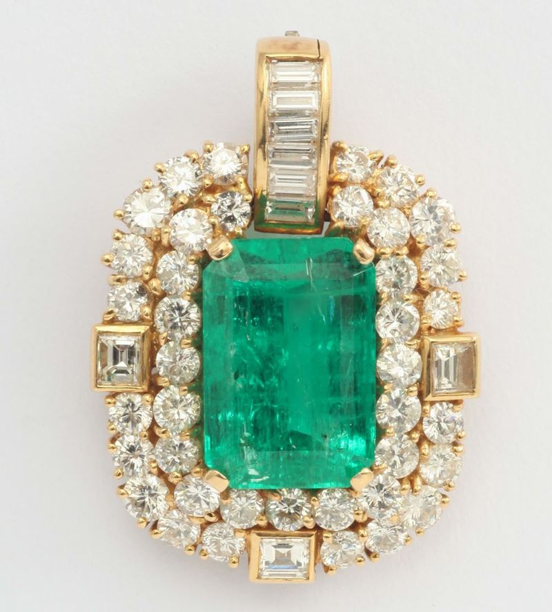 Pendente con smeraldo centrale di ct 13,24 e doppio contorno di diamanti taglio rotondo, princess e baguette  - Asta Fine Jewels - I - Cambi Casa d'Aste