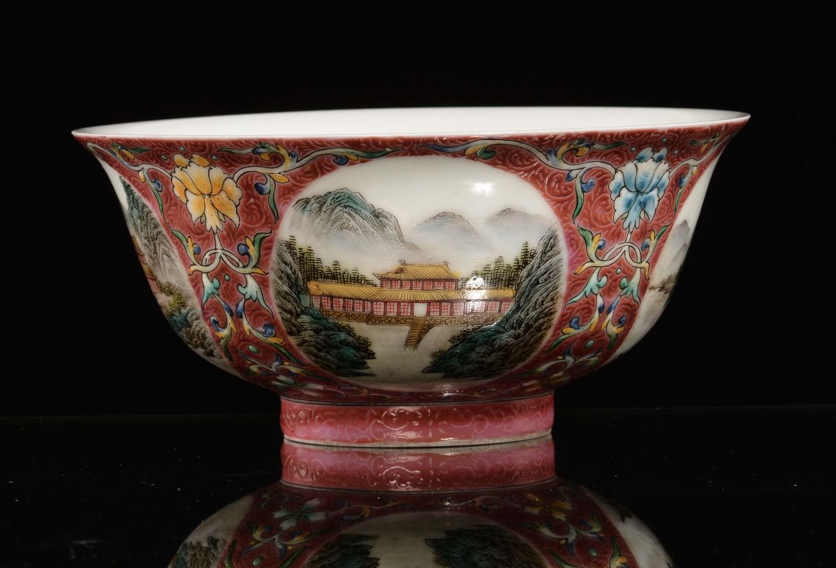 Coppetta in Porcellana a Fondo Rosso con Paesaggi, Cina, Inizio XX Secolo
